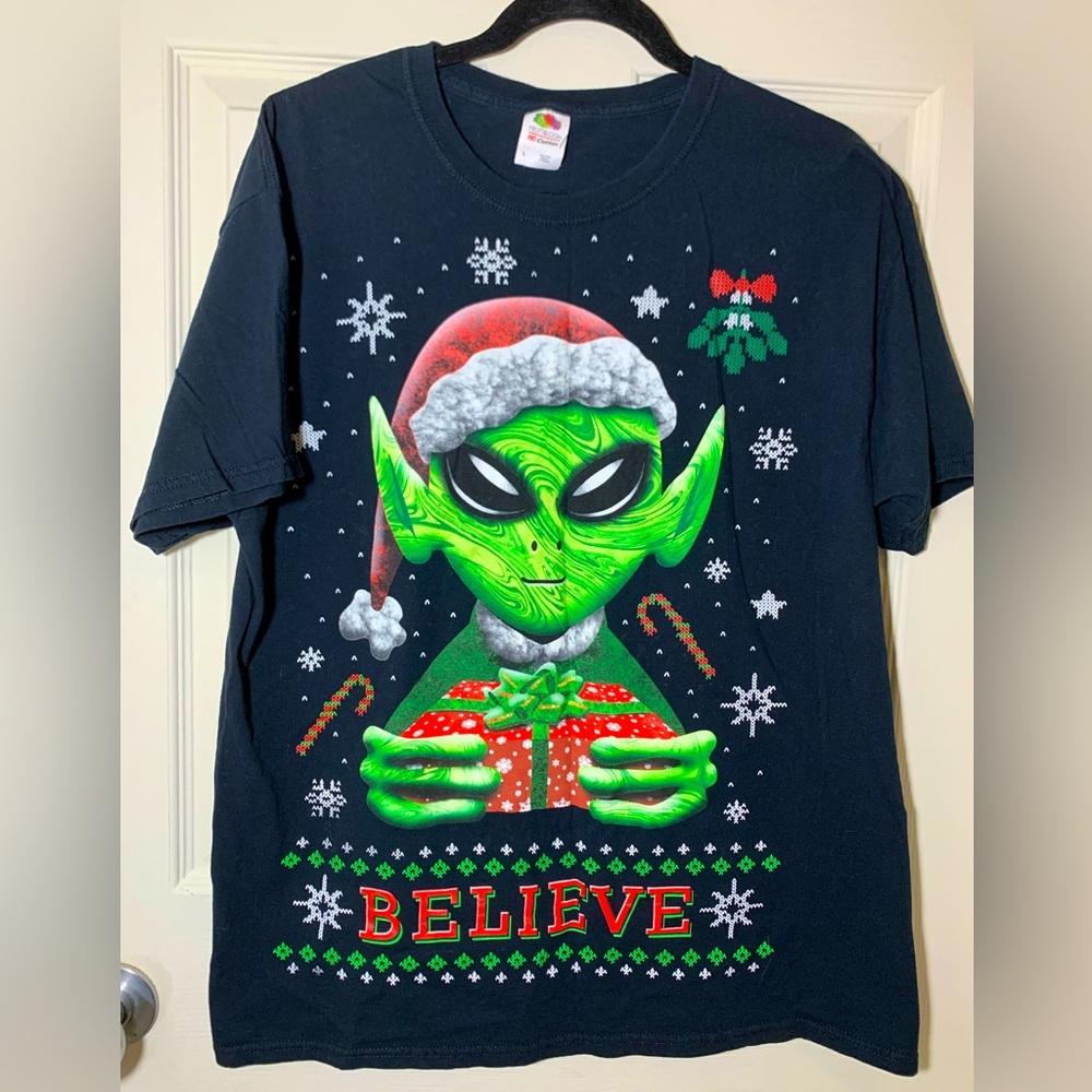 Santa Hat Alien BELIEVE Christmas T-shirt 👽🎄✨